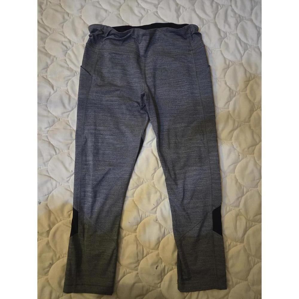 Lululemon Women's Gray and Black capri Leggings